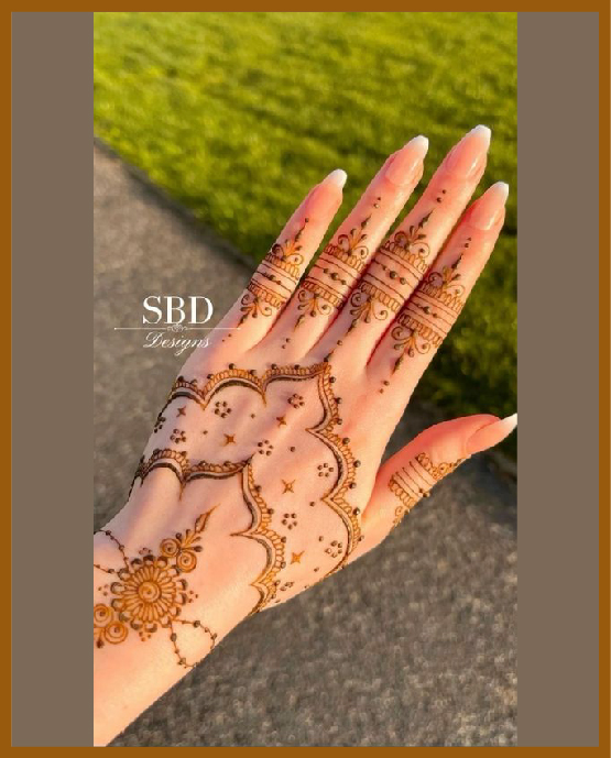 Crown Style Aesthetic Mehndi Motif On Back Hand